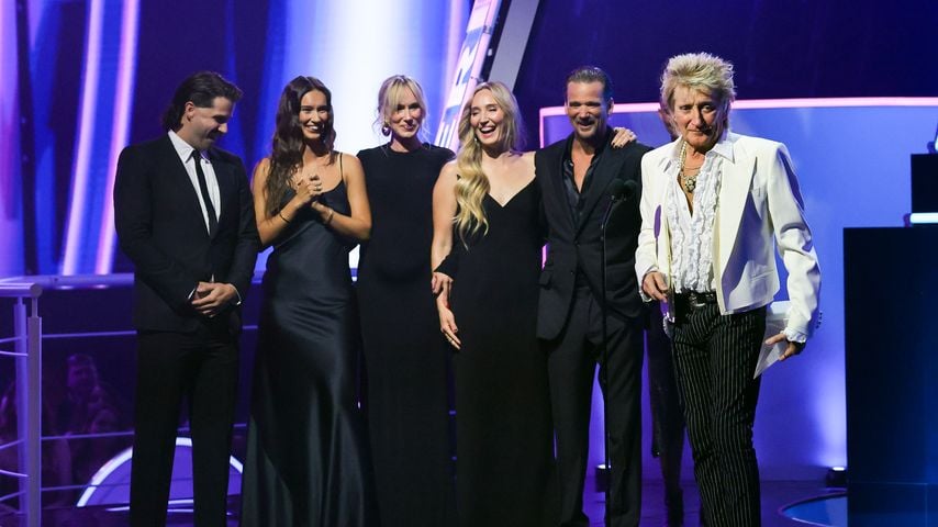 Liam, Renee, Kimberly, Ruby und Sean Stewart überreichen Rod Stewart den Lifetime Achievement Award bei den American Music Awards 2025