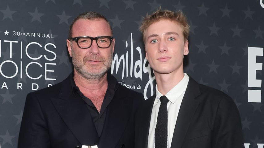Liev Schreiber mit seinem Sohn Sasha bei den 30. Critics' Choice Awards