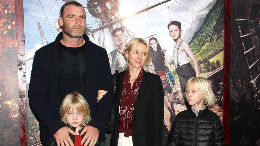 Liev Schreiber und Naomi Watts mit ihren Kindern Kai (l.) und Sasha (r.), 2015