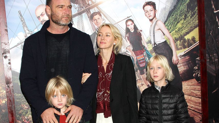 Liev Schreiber und Naomi Watts mit ihren Kindern auf der "Pan"-Premiere 2015