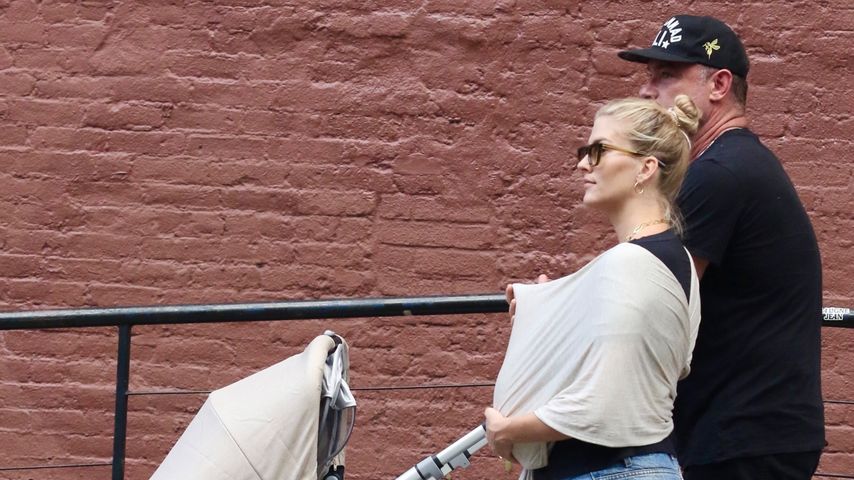 Liev Schreiber und seine Freundin Taylor Neisen mit ihrer Tochter, September 2023