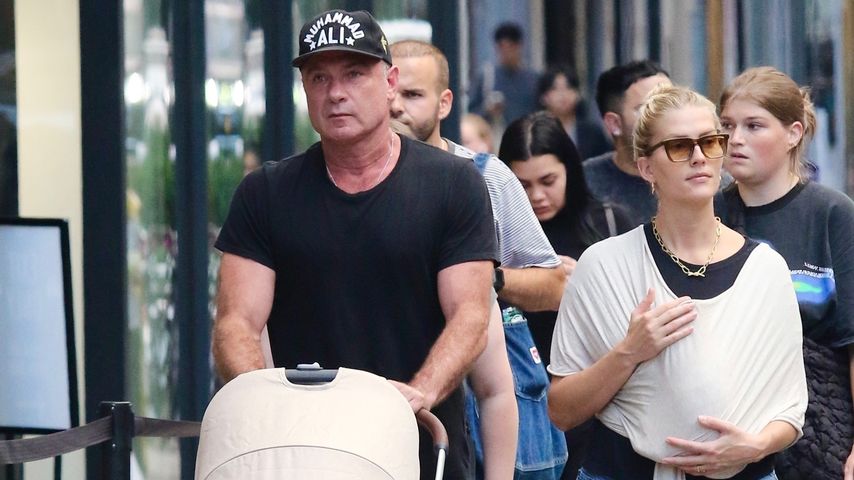 Liev Schreiber und seine Freundin Taylor Neisen mit ihrer Tochter