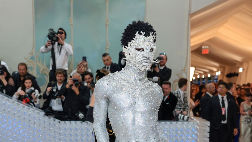 Lil Nas X als glitzerndes Alien im Tanga bei der Met Gala!