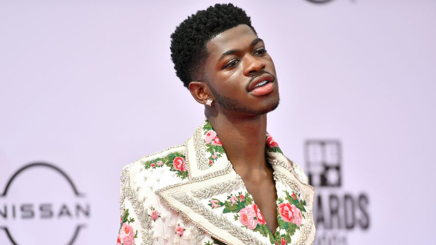 Skurrile Babyshower: Lil Nas X zeigt wieder Fake-Babybauch