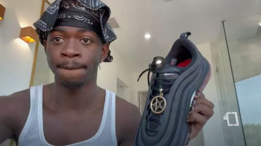 Lil Nas X mit seinem "Satan-Sneaker"
