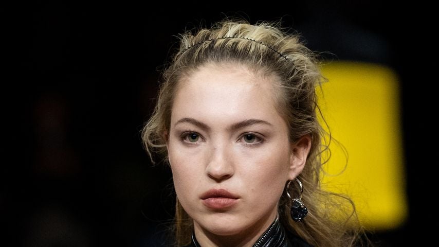Lila Moss sorgt mit durchsichtigem Oberteil für Aufsehen