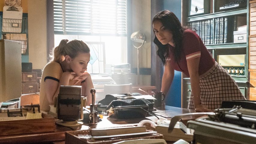 Lili Reinhart und Camila Mendes in "Riverdale"