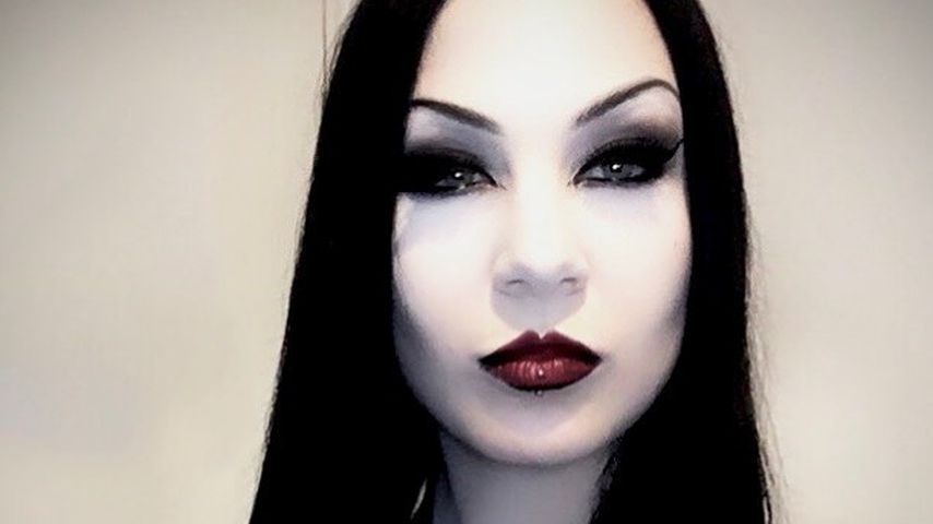 Bluttrinkendes Model hält sich für 600 Jahre alten Vampir