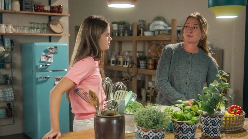 Lilou Röder als Lilly und Maria Fuchs als Carla in "Rote Rosen"