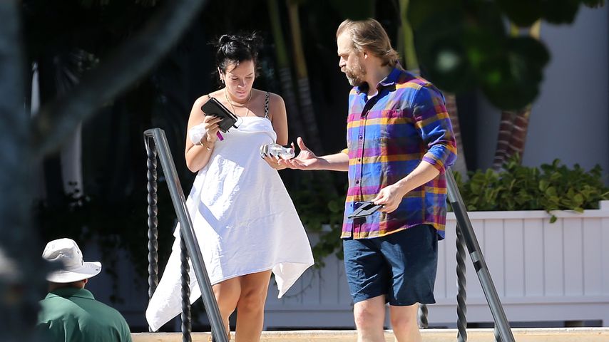 Angeblich verlobte Lily Allen und David genießen Sonnen-Tag