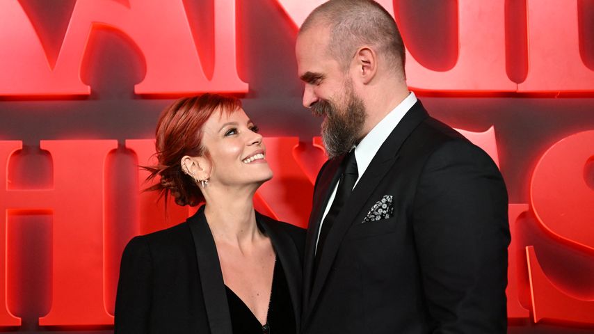 Lily Allen und David Harbour im Dezember 2023