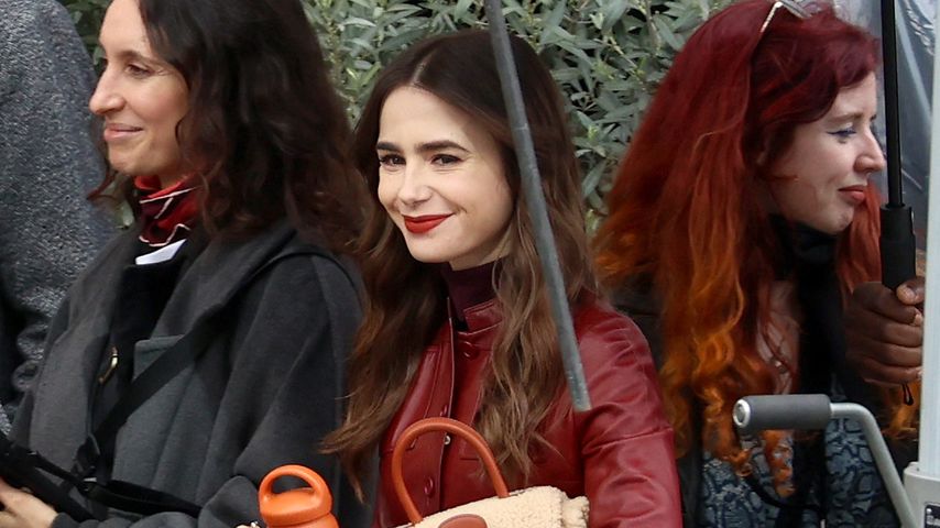 Lily Collins am Set von "Emily in Paris" im April 2024