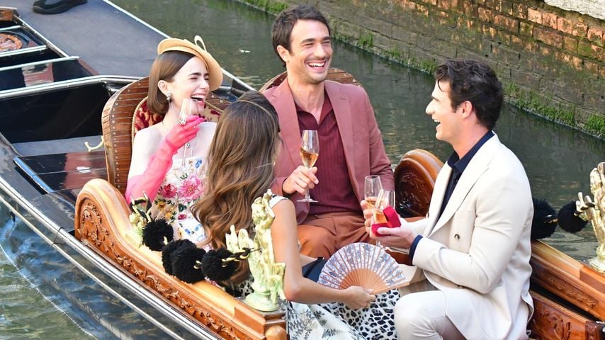 Lily Collins, Ashley Park, Eugenio Franceschini und Paul Forman am Set von "Emily in Paris"