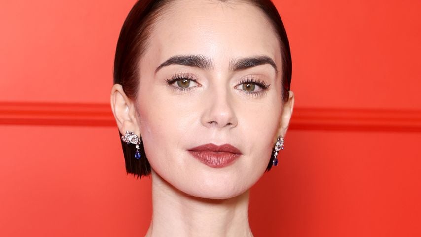 Lily Collins verzaubert Paris im gewagten schwarzen Kleid