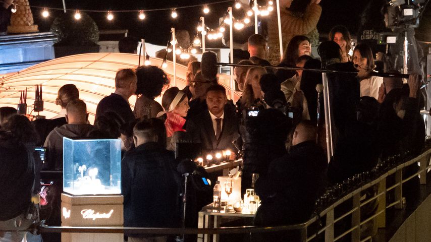 Lily Collins beim "Emily in Paris"-Dreh auf einem Boot