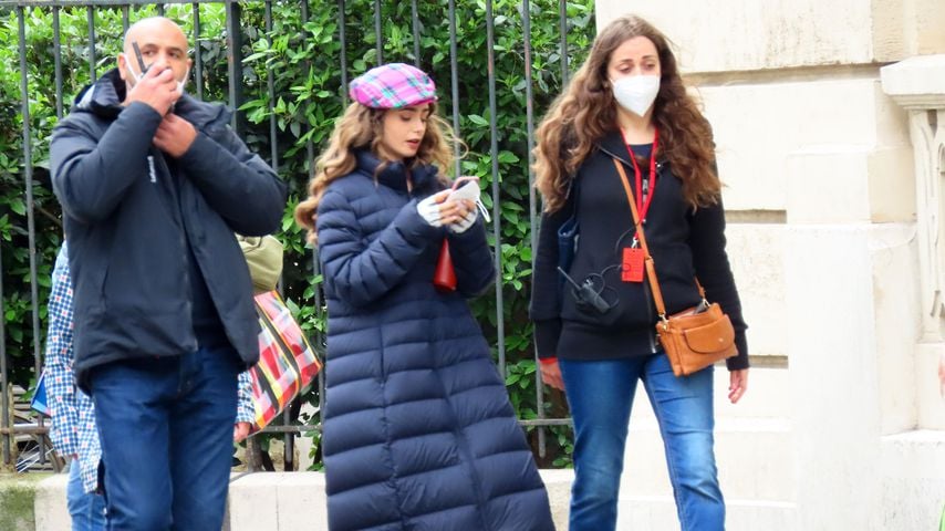 Schauspielerin Lily Collins am Set von "Emily in Paris"