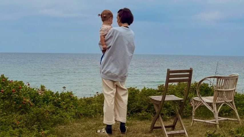 Selten: Lily Collins teilt private Familienmomente als Mama