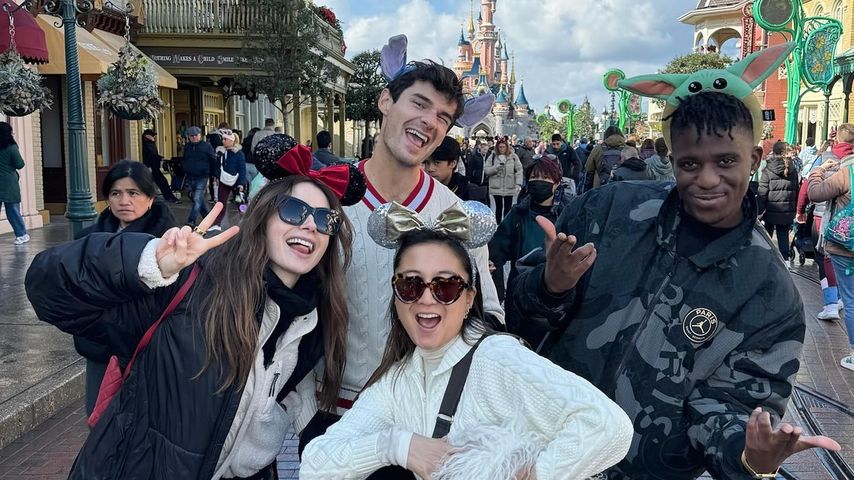 "Emily in Paris"-Stars genießen einen Tag im Disneyland!