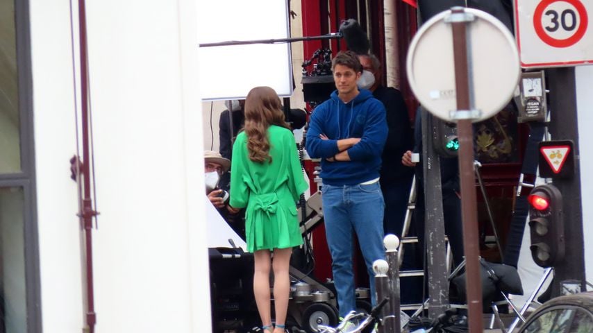 Lily Collins und Lucas Bravo am Set von "Emily in Paris"