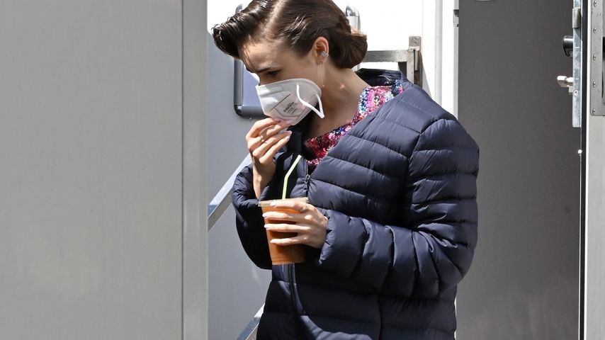 Lily Collins auf dem Weg zum "Emily in Paris"-Set