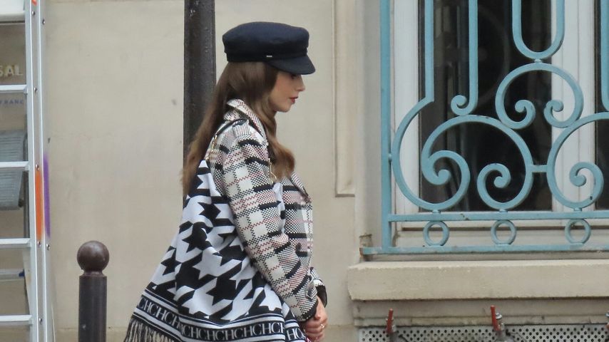 Lily Collins am Set von "Emily in Paris"