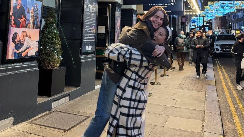 Süß: Ashley Park unterstützt Lily Collins bei West-End-Show