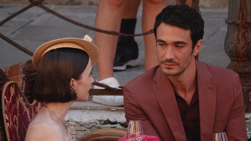 Lily Collins und Eugenio Franceschini am Set von "Emily in Paris", August 2025