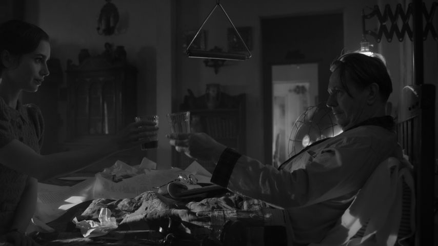 Lily Collins und Gary Oldman in einer Szene aus "Mank"