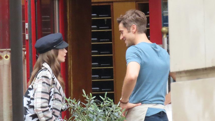 Lily Collins und Lucas Bravo am "Emily in Paris"-Set
