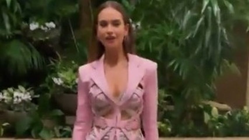 Lily James in einem extravaganten Outfit