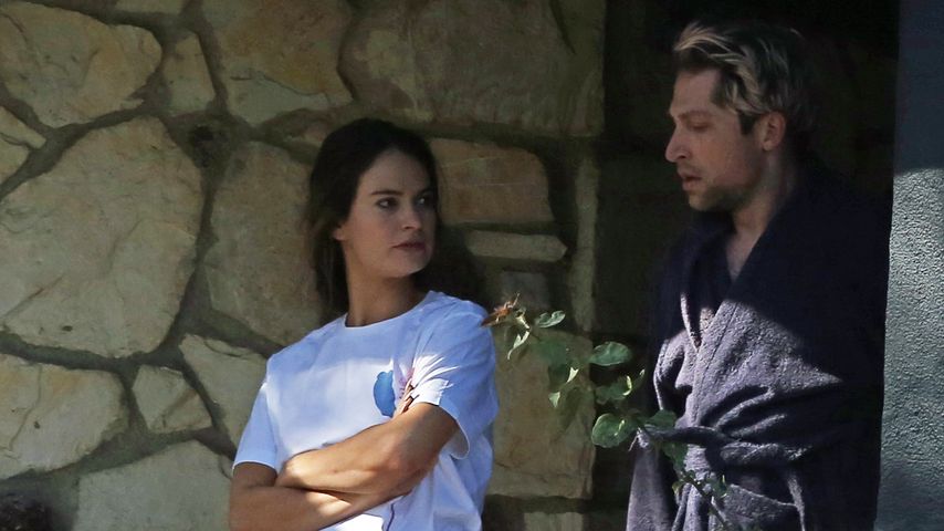 Paar-Outing? Lily James und Michael Shuman halten Händchen