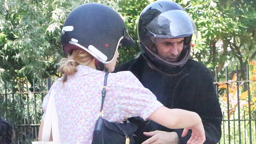Lily-Rose Depp und ihr Stiefvater Samuel Benchetrit in Paris im Mai 2020