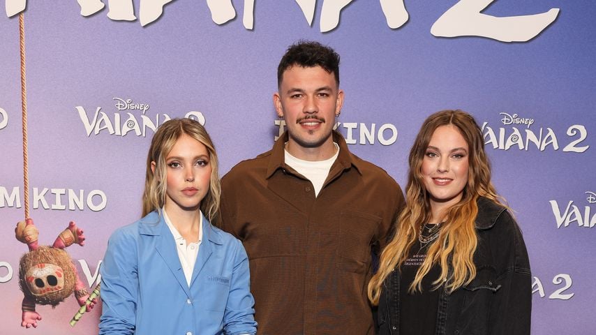 Lina Larissa Strahl, Tim Johnson und Sophia bei der Premiere von "Vaiana 2"
