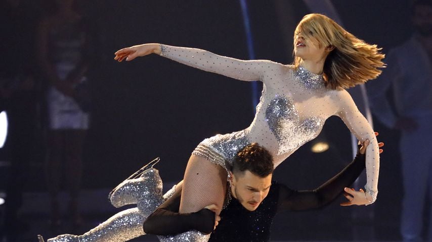 Lina Larissa Strahl und Joti Polizoakis bei "Dancing on Ice"
