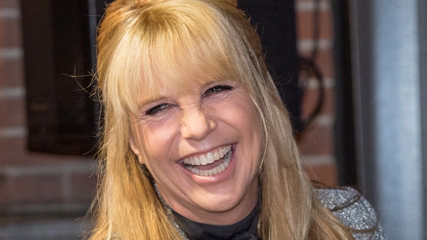 Magazincover: Linda de Mol (59) sitzt nackt auf Campingstuhl