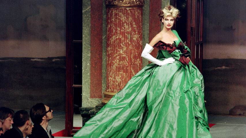 Linda Evangelista bei einer Fashionshow von Vivienne Westwood, 1995