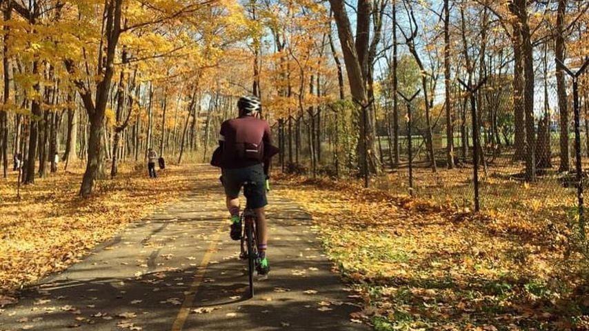 Linda Grays Sohn Jeff Thrasher auf einem Fahrrad