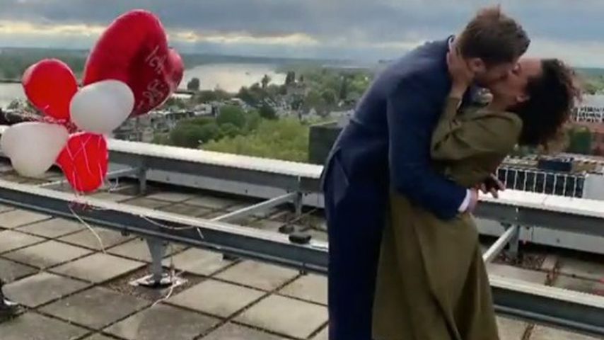 Linda Reschke und ihr Verlobter über den Dächern Düsseldorfs
