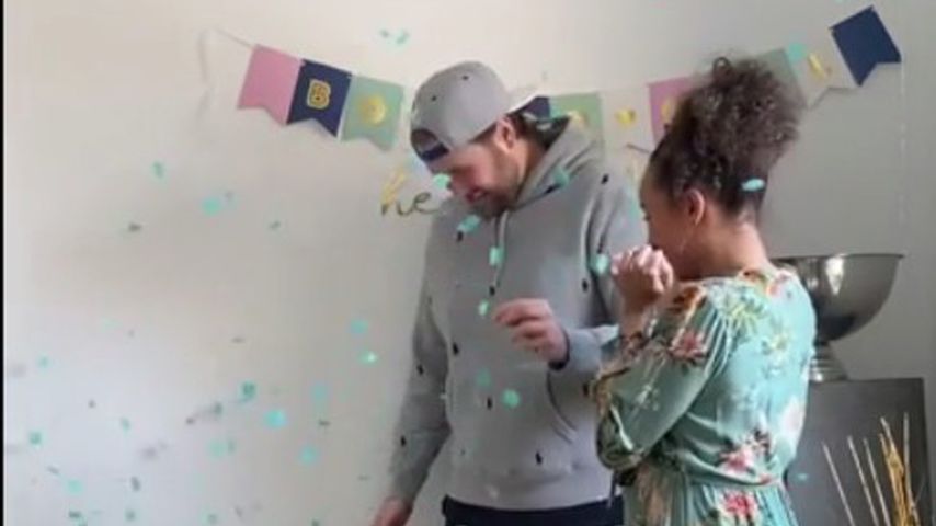 Linda Reschke mit ihrem Partner erfahren das Babygeschlecht