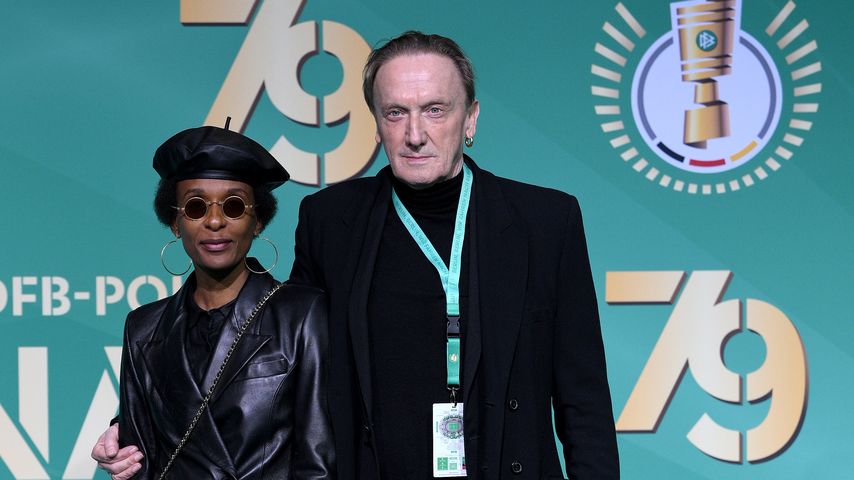 Lindiwe Suttle und Marius Müller-Westernhagen beim DFB-Pokal-Finale in Berlin, Mai 2022