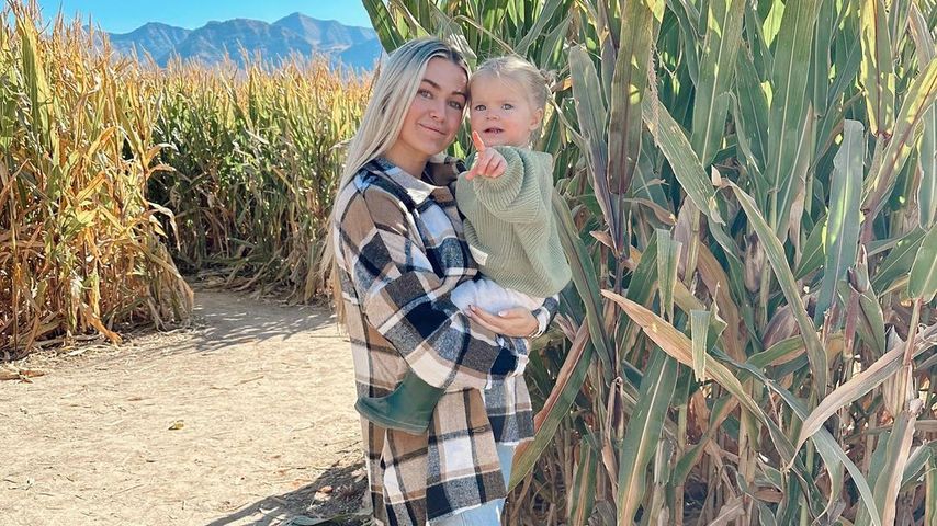 Lindsay Arnold und ihre Tochter im Oktober 2022