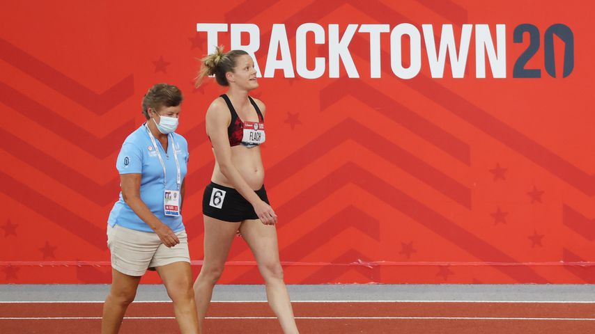 18. Woche: US-Leichtathletin geht mit Babybauch an den Start