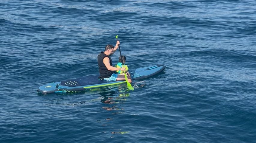 Lindsay Lohans Mann Bader Shammas und Sohn gemeinsam auf einem Kayak im Meer.