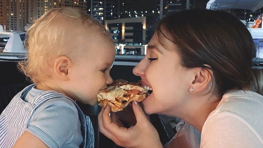 Zuckersüß: Hier teilen sich Sohn Lio und Bibi einen Burger!