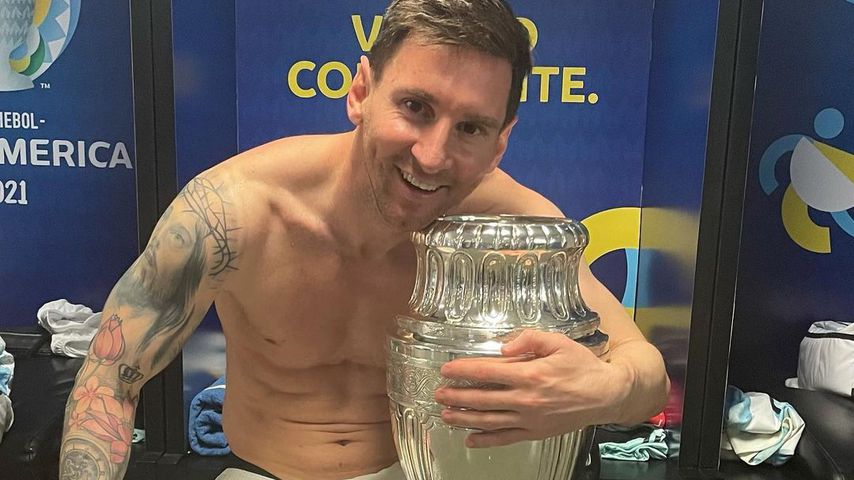 Lionel Messi mit dem Copa-América-Pokal