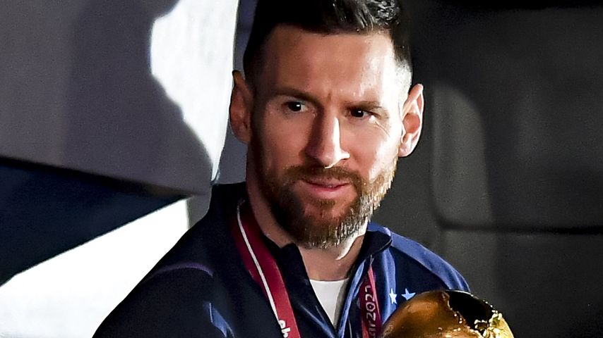 Lionel Messi mit dem WM-Pokal