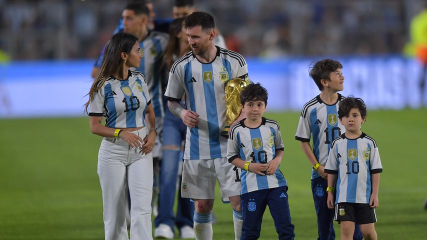 Lionel Messi mit seiner Frau Antonela und den drei gemeinsamen Söhnen
