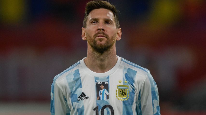 Lionel Messi mit einem BiId von Diego Maradona auf der Brust, Weltmeisterschaft 2022