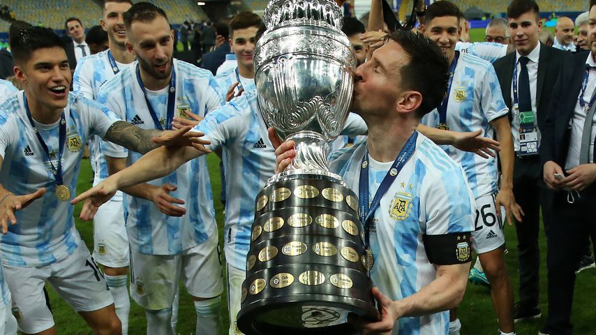 Lionel Messi mit dem Copa Amerika-Pokal im Maracana Stadium am 10. Juli 2021 in Rio de Janeiro