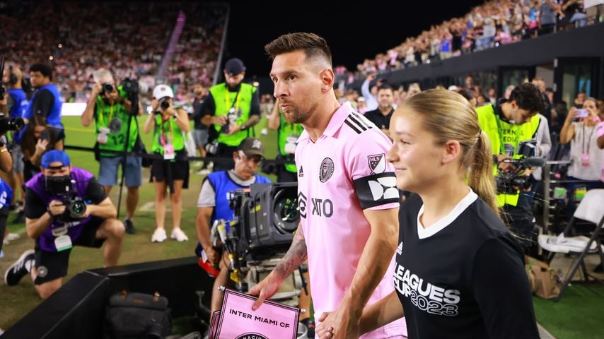 David Beckhams Tochter Harper Seven läuft mit Messi ein